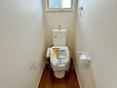 ウォシュレット付きトイレです。1階2階の2ヶ所にトイレがあるので、忙しい朝にもゆとりができますね＾＾ 温水洗浄便座リモコン付き。