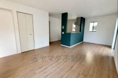 キッチンと床のカラーが絶妙にマッチしていて、空間全体に統一感と温もりを感じます。 様々なカップボードとも合わせやすい、居心地の良いキッチンです