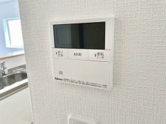 キッチン横からお湯張り、追い炊き、温度調節がボタンで楽々操作できる給湯器リモコンです＾＾忙しい夕飯の準備の時間帯に重宝しますね。