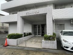 きれいに保たれたエントランスが安らぎに満ちた暮らしへ誘います。スロープが設置されており、お子様やご高齢の方の転倒を防ぐことが出来ます。