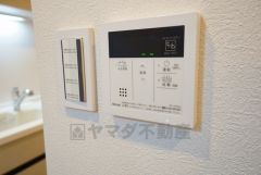 キッチン横からお湯張り、追い炊き、足し湯がボタン一つで楽々操作できる給湯機リモコンです。忙しい夕飯準備の時間帯に重宝しますね。