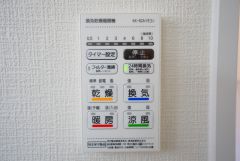 掲載写真は、同一ハウスメーカーの施工事例を使用しています。インテリア・家具等も含め、雰囲気の参考としてご覧ください。実際の物件とは、仕様・設備・色味などが一部異なる場合がございます。