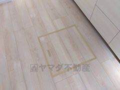 キッチンにある床下収納は、居住スペースを減らさずに買い置きの調味料や非常食などを保管することができます。