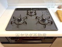3種類の料理が同時に調理できる、3口ガスコンロ。忙しい夕食の支度時間が短縮できて効率よくお料理が楽しめます。