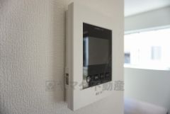 （同仕様写真。）防犯性もばっちり、TVモニター付きインターホン完備。大きなモニターで玄関先を確認できます。録画機能が付いているので不在時の訪問者も確認できて安心です＾＾