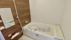 1日の疲れを癒すくつろぎのバスルーム。足を伸ばしてもゆったりと入れるサイズです。お子様と一緒にお風呂に入っても狭くないですね＾＾