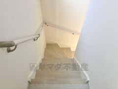 手すり付き階段。