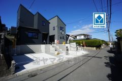 前面道路東側5ｍに面しています。