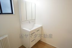 三面鏡裏収納付き洗面化粧台です＾＾ 歯磨きセットやスキンケア用品などの収納に便利ですね。