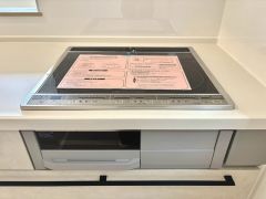 お手入れのしやすいIHクッキングヒーターです。3口コンロなので、効率よくお料理が楽しめます。毎日のお料理も楽しくなりますね＾＾
