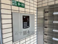 マンションエントランスにはモニター付きオートロック完備。玄関先にはインターホン付きとセキュリティ面も安心です＾＾