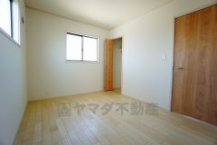 同仕様写真。暖かい日差しが差し込む洋室。たっぷり収納できるクローゼット付きでお部屋の中をすっきりと快適に保てます。