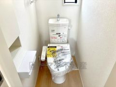 ウォシュレット付きトイレです。1階2階の2ヶ所にトイレがあるので、忙しい朝にもゆとりができますね＾＾