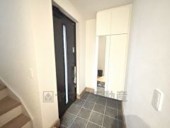 採光も考えられた明るい玄関です。たっぷり収納できるシューズボックス付きなので、家族全員の靴がきれいに整頓できます。