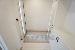 採光も考えられた明るい玄関です。たっぷり収納できるシューズボックス付きなので、家族全員の靴がきれいに整頓できます。