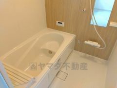 1日の疲れを癒すくつろぎのバスルーム。足を伸ばしてもゆったりと入れるサイズです。お子様と一緒にお風呂に入っても狭くないですね^^