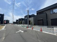 前面道路は広く、車同士がすれ違うスペースが十分にあります。落ち着いた住宅地内で快適な生活を実現してみませんか＾＾