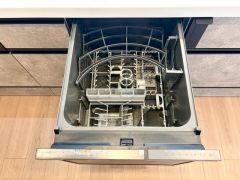 炊事時間を大幅に短縮できる食器洗浄乾燥機付き＾＾食器を洗う手間が減るので家族とのコミュニケーションの時間や自分の時間が増えますね。