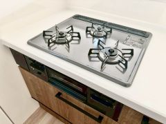 3種類の料理が同時に調理できる、3口ガスコンロ。