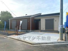 お子様と公園に行けない日も、のびのびお庭で遊べるのがうれしいですね。ガーデニングやお子様のプールなど大活躍です＾＾