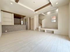 家族が集まる開放的なリビング。思い思いの時間を過ごしたり、家族みんなで食事をしたり、素敵な団らんの場になりますね。