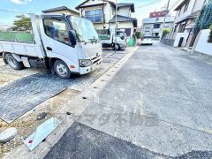 現地（2025年10月）撮影。住人以外の車の進入も少なく、小さなお子様を持つご家庭にも安心です。