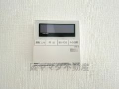 キッチン横からお湯張り、追い炊き、足し湯がボタン一つで楽々操作できる給湯機リモコンです＾＾忙しい夕飯の準備の時間帯に重宝しますね。
