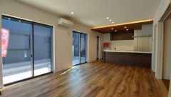 リビングは広々とした設計で、家族が集い、寛ぐ暮らしの空間を演出しています。思い思いの時間を過ごしたり、家族みんなで食事をしたり、素敵な団らんの場になりますね。