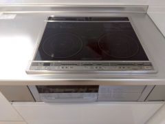 お手入れのしやすいIHクッキングヒーターです。3口コンロなので、効率よくお料理が楽しめます。毎日のお料理も楽しくなりますね＾＾