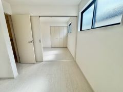 ツードア仕様なので仕切り壁を入れて部屋を分けることができます。お子様の成長に合わせてお使いいただけます＾＾
