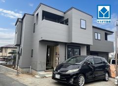 角地を含む全2区画。南側道路に面した陽光あふれる住まいです。 キッチン・浴室・洗面台・トイレはPanasonic製を採用。生活のしやすさを追求した新築戸建て住宅です＾＾