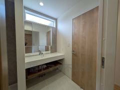 おしゃれな洗面台で広々と使いやすいです＾＾鏡裏と洗面ボウル下に収納付きの洗面台なので、整理整頓ができスッキリと使えます＾＾