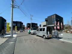 前面道路は広く、車同士がすれ違うスペースが十分にあります。落ち着いた住宅地内で快適な生活を実現してみませんか＾＾