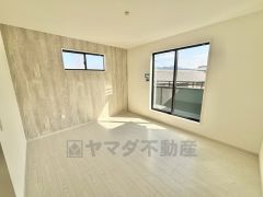 バルコニーに面した陽当たりの良い洋室です＾＾