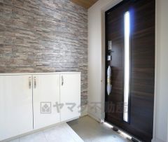 玄関扉から光の差し込む明るい玄関です。