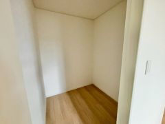 ウォークインクローゼット付き＾＾ハンガーパイプ下にボックスを置いて、枕棚を活用して、たっぷりと収納できそうです＾＾