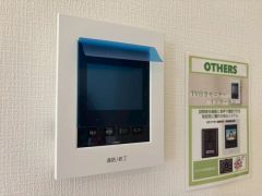 防犯性、セキュリティ対策に安心できるテレビモニター付きインターフォンです。セールスマン対策にもなり安心できます。