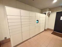 共用部分には便利な宅配ボックスを完備＾＾不在時でも荷物を受け取れるので、お仕事やお出かけで忙しい方にも嬉しい設備です＾＾