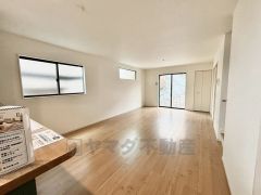 大きな掃き出し窓のあるリビングは、陽光あふれる明るい空間です。ゆったりと寛げる憩いの場となりそうです。