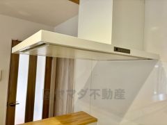 コンロ上には換気扇完備＾＾すぐ横に小窓が設けられているので、換気扇と合わせてWで換気できます＾＾