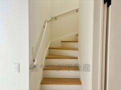 日中でも暗くなりがちな階段には、小窓を配置し採光も考えられたつくり＾＾手摺付きなので安全に上り下りできますね＾＾