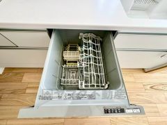 普通に食器洗いをする時より水道代が70％ほど削減できます。夜お休みになるときに食洗器を利用すれば朝起きた時には食器が綺麗になっていますので便利です。