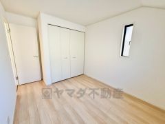 クローゼット付き4.5帖の洋室です。