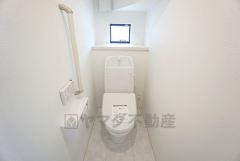 ウォシュレット付きトイレです。1階2階の2ヶ所にトイレがあるので、忙しい朝にもゆとりができますね＾＾
