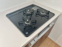 3種類の料理が同時に調理できる、3口ガスコンロ。忙しい夕食の支度時間が短縮できて効率よくお料理が楽しめます。