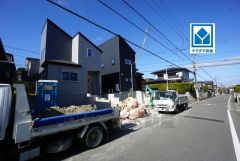 前面道路東側5.9ｍに面しています。
