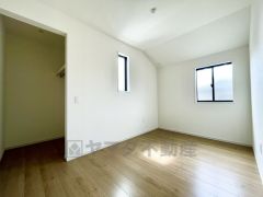 ウォークインクローゼット付き＾＾ハンガーパイプ下にボックスを置いて、枕棚を活用して、たっぷりと収納できそうです＾＾