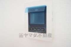 防犯性もばっちり、TVモニター付きインターホン完備。大きなモニターで玄関先を確認できます。録画機能が付いているので不在時の訪問者も確認できて安心です＾＾
