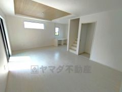 大きな掃き出し窓のあるリビングは、陽光あふれる明るい空間です。ゆったりと寛げる憩いの場となりそうです。