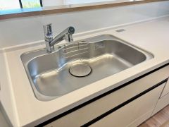大きなお鍋も楽々洗える幅の広いシンクです＾＾ステンレスシンクなので簡単にお掃除できますよ。洗剤やスポンジもすっきりできる収納付き。